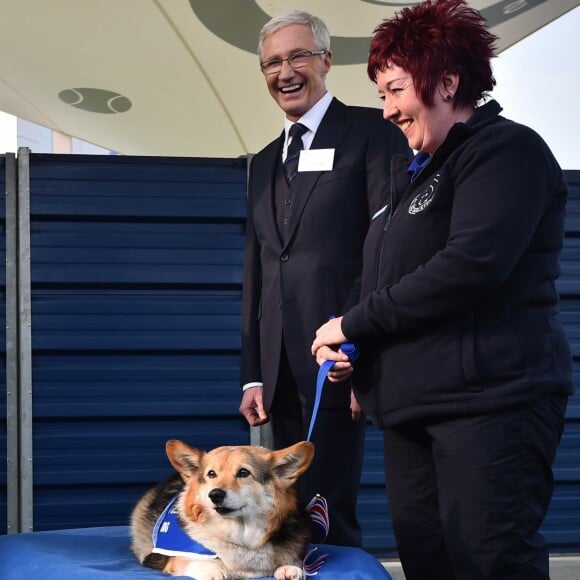 La reine Elizabeth II heureuse de voir un corgi lors de sa visite au refuge "Battersea Dogs And Cats Home" à Londres, le 17 mars 2015.