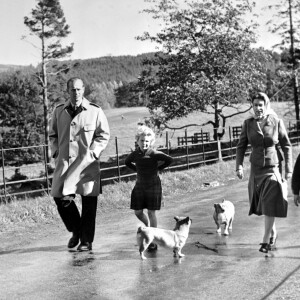 La reine Elizabeth II, le duc d'Edimbourg, la princesse Anne et le prince Charles, promenade avec les corgis à Balmoral en 1957.