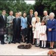  La reine Elizabeth, son mari le prince Philip, le prince Andrew, le prince Charles, le prince Harry, le prince Edward, la princesse Anne, le prince william, Zara Phillips, la princesse Beatrice et la princesse Eugenie à Balmoral en 1999. 