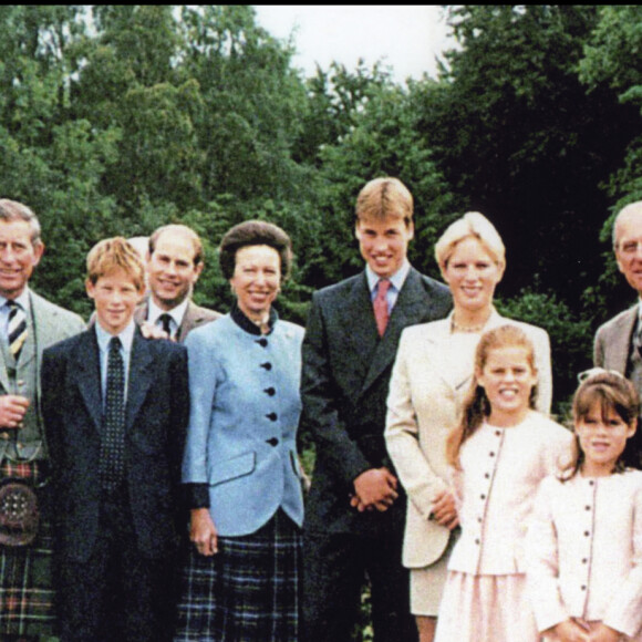 La reine Elizabeth, son mari le prince Philip, le prince Andrew, le prince Charles, le prince Harry, le prince Edward, la princesse Anne, le prince william, Zara Phillips, la princesse Beatrice et la princesse Eugenie à Balmoral en 1999.
