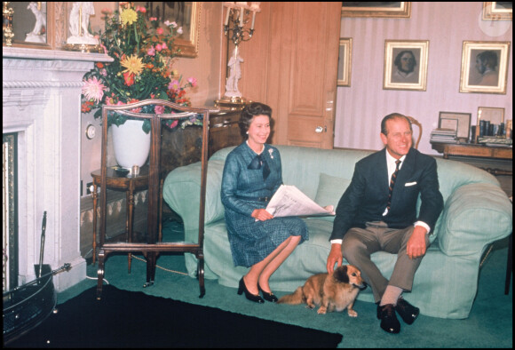 Elizabeth II et le prince Philip avec leur chien en 1988.