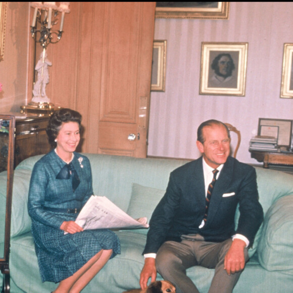 Elizabeth II et le prince Philip avec leur chien en 1988.