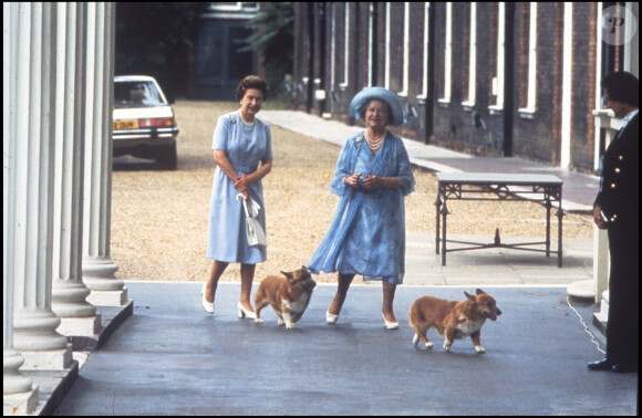 Elizabeth II et la Reine mère avec leurs chiens en 1988.