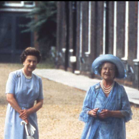 Elizabeth II et la Reine mère avec leurs chiens en 1988.