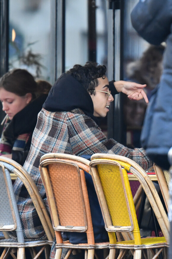 Exclusif - Bilal Hassani prend un verre en terrasse avec des amis à Paris le 18 janvier 2019.