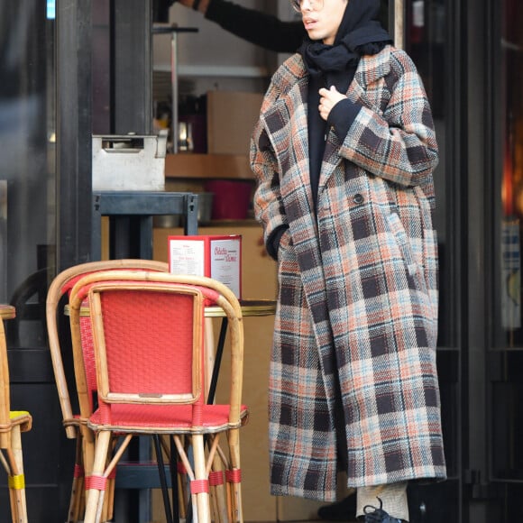 Exclusif - Bilal Hassani prend un verre en terrasse avec des amis à Paris le 18 janvier 2019.
