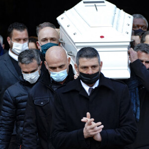 Les anciens joueurs portent le cercueil - Obsèques du rugbyman Christophe Dominici en l'église Saint-Louis de Hyères le 4 décembre 2020 © Norbert Scanella / Panoramic / Bestimage