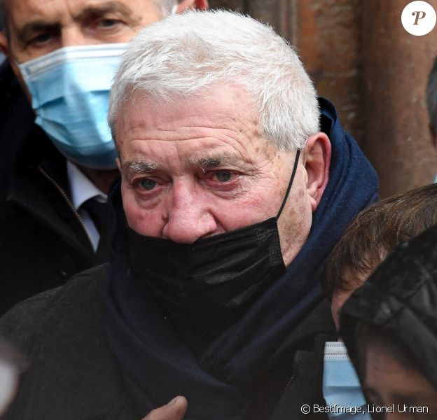 Jean-Marie Dominici ( père de Christophe) - Obsèques de Christophe Dominici en l'église Saint-Louis à Hyères. Des portraits géants de l'enfant de Solliès ornent l'entrée de l'église tandis que quatre registres de condoléances ont été installés sur le parvis où chacun peut venir écrire quelques mots pour le rugbyman. Hyères. © Lionel Urman / Bestimage