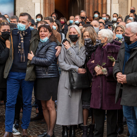 Jean-Marie Dominici ( père de Christophe) et Nicole Dominici ( mère de Christophe) et Kiara (fille de Christophe) - Sorties - Obsèques du rugbyman Christophe Dominici en l'église Saint-Louis de Hyères le 4 décembre 2020 © Patrick Carpentier / Bestimage