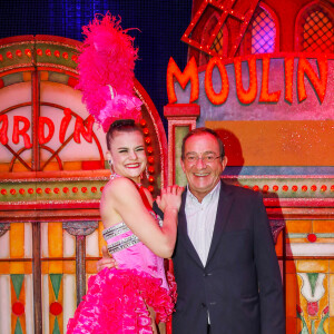 Exclusif - Le journaliste et présentateur de télévision français Jean-Pierre Pernaut pose avec les danseuses du Moulin Rouge à Paris, France, le 31 janvier 2019. © Marc Ausset-Lacroix/Bestimage