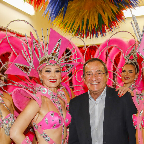 Exclusif - Le journaliste et présentateur de télévision français Jean-Pierre Pernaut pose avec les danseuses du Moulin Rouge à Paris, France, le 31 janvier 2019. © Marc Ausset-Lacroix/Bestimage