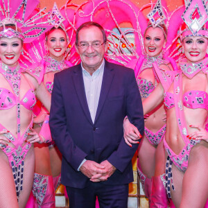 Exclusif - Le journaliste et présentateur de télévision français Jean-Pierre Pernaut pose avec les danseuses du Moulin Rouge à Paris, France, le 31 janvier 2019. © Marc Ausset-Lacroix/Bestimage 