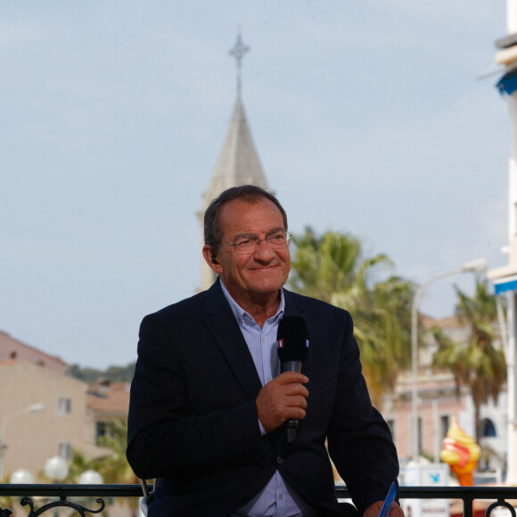 Info - Jean-Pierre Pernaut va quitter le 13h de TF1, qu'il présente depuis 1988 - Jean-Pierre Pernaut est venu remettre au maire de Sanary le titre de plus beau marché de France en direct lors du JT de TF1 le 9 mai 2018. © Dominique Leriche / Nice / Matin / Bestimage