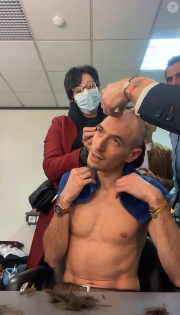 Dorian (Koh-Lanta) relève le pari de se raser la tête après la finale de "Koh-Lanta, Les 4 Terres" vendredi 5 décembre 2020, TF1