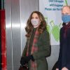 Le prince William et Kate Middleton à la gare d'Euston, à Londres, le 6 décembre 2020. Après avoir rencontré des employés ferroviaires et écouté un concert du chanteur gallois Shakin' Stevens, le couple a entamé une tournée express de 48h à travers le Royaume-Uni, à bord du train royal.