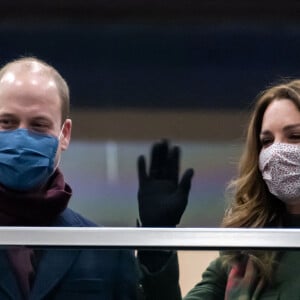 Le prince William et Kate Middleton à la gare d'Euston, à Londres, le 6 décembre 2020. Après avoir rencontré des employés ferroviaires et écouté un concert du chanteur gallois Shakin' Stevens, le couple a entamé une tournée express de 48h à travers le Royaume-Uni, à bord du train royal.