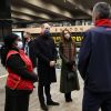 Le prince William et Kate Middleton à la gare d'Euston, à Londres, le 6 décembre 2020. Après avoir rencontré des employés ferroviaires et écouté un concert du chanteur gallois Shakin' Stevens, le couple a entamé une tournée express de 48h à travers le Royaume-Uni, à bord du train royal.