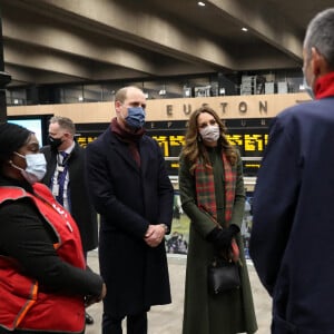 Le prince William et Kate Middleton à la gare d'Euston, à Londres, le 6 décembre 2020. Après avoir rencontré des employés ferroviaires et écouté un concert du chanteur gallois Shakin' Stevens, le couple a entamé une tournée express de 48h à travers le Royaume-Uni, à bord du train royal.