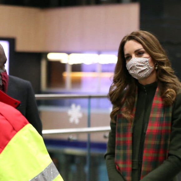 Le prince William et Kate Middleton à la gare d'Euston, à Londres, le 6 décembre 2020. Après avoir rencontré des employés ferroviaires et écouté un concert du chanteur gallois Shakin' Stevens, le couple a entamé une tournée express de 48h à travers le Royaume-Uni, à bord du train royal.