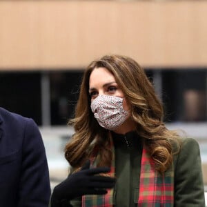 Le prince William et Kate Middleton à la gare d'Euston, à Londres, le 6 décembre 2020. Après avoir rencontré des employés ferroviaires et écouté un concert du chanteur gallois Shakin' Stevens, le couple a entamé une tournée express de 48h à travers le Royaume-Uni, à bord du train royal.