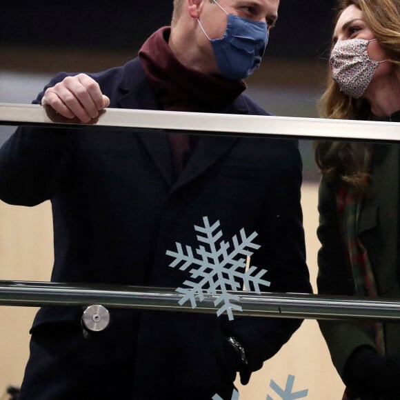 Le prince William et Kate Middleton à la gare d'Euston, à Londres, le 6 décembre 2020. Après avoir rencontré des employés ferroviaires et écouté un concert du chanteur gallois Shakin' Stevens, le couple a entamé une tournée express de 48h à travers le Royaume-Uni, à bord du train royal.