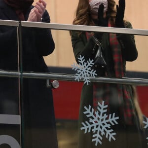 Le prince William et Kate Middleton à la gare d'Euston, à Londres, le 6 décembre 2020. Après avoir rencontré des employés ferroviaires et écouté un concert du chanteur gallois Shakin' Stevens, le couple a entamé une tournée express de 48h à travers le Royaume-Uni, à bord du train royal.