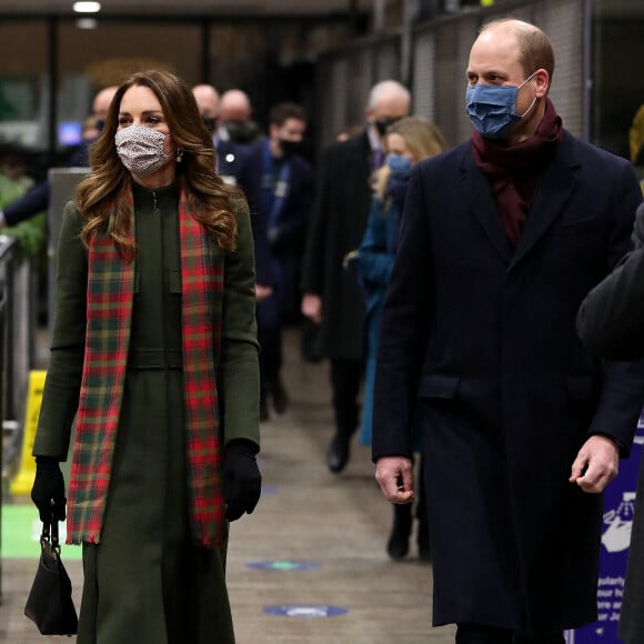 Le prince William et Kate Middleton à la gare d'Euston, à Londres, décembre 2020. Après avoir rencontré des employés ferroviaires et écouté un concert du chanteur gallois Shakin' Stevens, le couple a entamé une tournée express de 48h à travers le Royaume-Uni, à bord du train royal.