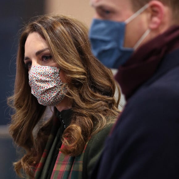 Le prince William et Kate Middleton à la gare d'Euston, à Londres, le 6 décembre 2020. Après avoir rencontré des employés ferroviaires et écouté un concert du chanteur gallois Shakin' Stevens, le couple a entamé une tournée express de 48h à travers le Royaume-Uni, à bord du train royal.