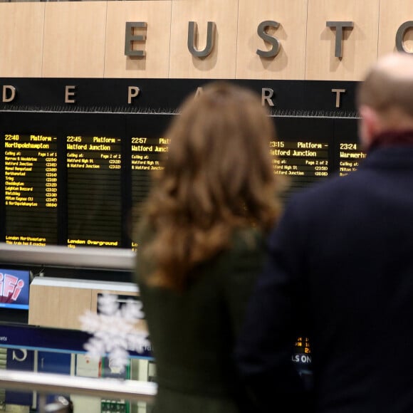 Le prince William et Kate Middleton à la gare d'Euston, à Londres, le 6 décembre 2020. Après avoir rencontré des employés ferroviaires et écouté un concert du chanteur gallois Shakin' Stevens, le couple a entamé une tournée express de 48h à travers le Royaume-Uni, à bord du train royal.