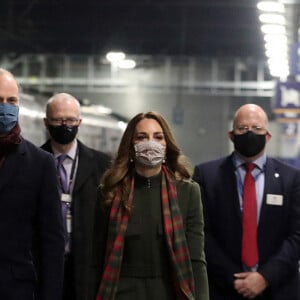 Le prince William et Kate Middleton à la gare d'Euston, à Londres, le 6 décembre 2020. Après avoir rencontré des employés ferroviaires et écouté un concert du chanteur gallois Shakin' Stevens, le couple a entamé une tournée express de 48h à travers le Royaume-Uni, à bord du train royal.