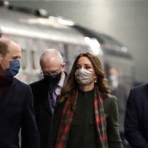 Le prince William et Kate Middleton à la gare d'Euston, à Londres, le 6 décembre 2020. Après avoir rencontré des employés ferroviaires et écouté un concert du chanteur gallois Shakin' Stevens, le couple a entamé une tournée express de 48h à travers le Royaume-Uni, à bord du train royal.