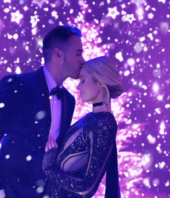 Paris Hilton et son petit ami Carter Reum fêtent le premier anniversaire de leur relation.