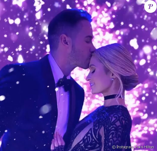 Paris Hilton et son petit ami Carter Reum fêtent le premier anniversaire de leur relation.