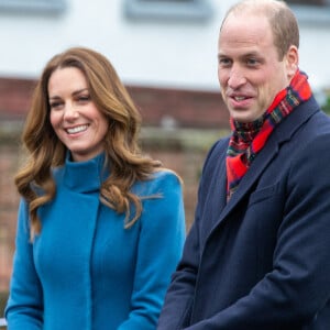 Le prince William, duc de Cambridge, et Catherine (Kate) Middleton, duchesse de Cambridge, rencontrent le personnel et les élèves lors d'une visite à la Holy Trinity Church of England First School à Berwick upon Tweed le deuxième jour d'une tournée de trois jours à travers le pays.