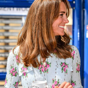 Le prince William, duc de Cambridge, et Kate Middleton, duchesse de Cambridge, lors de leur visite à "Island Leisure Amusement Arcade" à Barry (Royaume-Uni), le 4 août 2020. Venus pour discuter avec les commerçants des conséquences de l'épidémie de coronavirus (Covid-19) dans le secteur du tourisme, le couple princier n'a pas résisté au plaisir d'essayer quelques jeux de fête foraine.