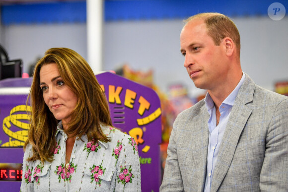 Le prince William, duc de Cambridge, et Kate Middleton, duchesse de Cambridge, lors de leur visite à "Island Leisure Amusement Arcade" à Barry (Royaume-Uni), le 4 août 2020. Venus pour discuter avec les commerçants des conséquences de l'épidémie de coronavirus (Covid-19) dans le secteur du tourisme, le couple princier n'a pas résisté au plaisir d'essayer quelques jeux de fête foraine.