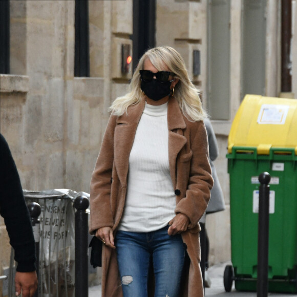 Exclusif - Laeticia Hallyday arrive à un rendez-vous chez Warner Music France à Paris le 19 octobre 2020.
