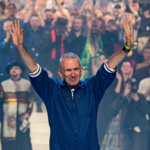 Jean-Paul Gaultier lors du dernier défilé de mode Haute-Couture printemps-été 2020 "Jean-Paul Gaultier" au théâtre du Châtelet à Paris, France, le 22 janvier 2020. Communiqué de presse envoyé vendredi 17 janvier par la maison Jean Paul Gaultier signé du couturier lui-même, il précisait : "Le 22 janvier 2020, je fêterai mes 50 ans de carrière dans la mode avec un grand défilé-show Haute Couture, au Théâtre du Chatelet. Ce sera aussi mon dernier défilé".