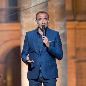 Exclusif -Nikos Aliagas - Enregistrement de l'émission "La chanson de l'année" dans les jardins du Palais Royal à Paris, qui sera diffusée le 12 juin sur TF1. Le 11 juin 2020 © Cyril Moreau / Bestimage