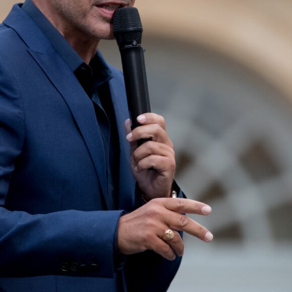 Exclusif - Nikos Aliagas - Enregistrement de l'émission "La chanson de l'année" dans les jardins du Palais Royal à Paris, qui sera diffusée le 12 juin sur TF1. Le 11 juin 2020 © Cyril Moreau / Bestimage