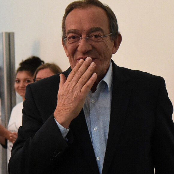 Jean-Pierre Pernaut lors du tournage de l'émission "Votre plus beau marché de France" à Montbrison le 14 juin 2019. © Frédéric Chambert / Panoramic / Bestimage