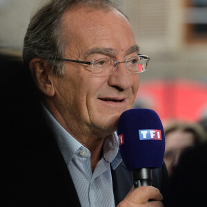 Jean-Pierre Pernaut lors du tournage de l'émission "Votre plus beau marché de France" à Montbrison le 14 juin 2019. © Frédéric Chambert / Panoramic / Bestimage