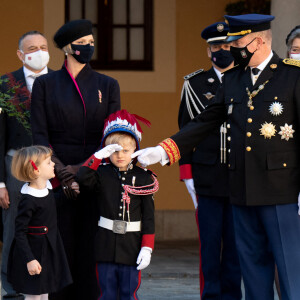 La princesse Charlène de Monaco, la princesse Gabriella de Monaco, comtesse de Carladès, le prince Jacques de Monaco, marquis des Baux, le prince Albert II de Monaco, la princesse Caroline de Hanovre - La famille princière assiste à une cérémonie de remise de médaille dans la cours du Palais de Monaco lors de la Fête Nationale 2020 de la principauté de Monaco 2020. © David Nivière / Pool / Bestimage