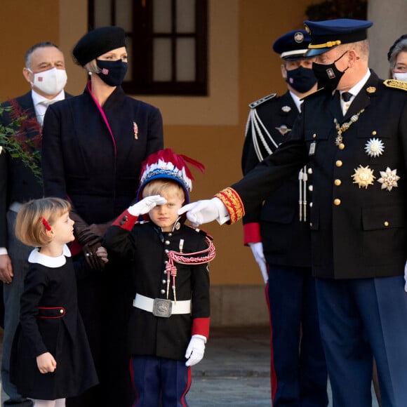 La princesse Charlène de Monaco, la princesse Gabriella de Monaco, comtesse de Carladès, le prince Jacques de Monaco, marquis des Baux, le prince Albert II de Monaco, la princesse Caroline de Hanovre - La famille princière assiste à une cérémonie de remise de médaille dans la cours du Palais de Monaco lors de la Fête Nationale 2020 de la principauté de Monaco 2020. © David Nivière / Pool / Bestimage