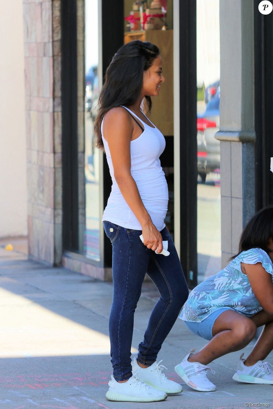 Christina Milian enceinte discute avec des fans venus acheter des