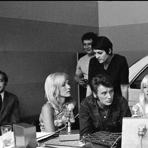 Madeleine Constant, Johnny Hallyday, Sylvie Vartan et Hubert Wayaffe dans l'émission de radio "Salut les copains" sur Europe 1, en 1968.