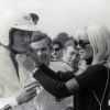 Johnny Hallyday et Sylvie Vartan avant le départ de la course automobile ACJF à Montlhéry. Le 15 juin 1970