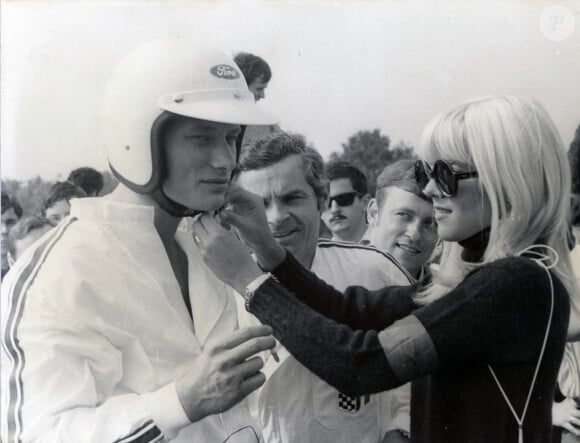 Johnny Hallyday et Sylvie Vartan avant le départ de la course automobile ACJF à Montlhéry. Le 15 juin 1970