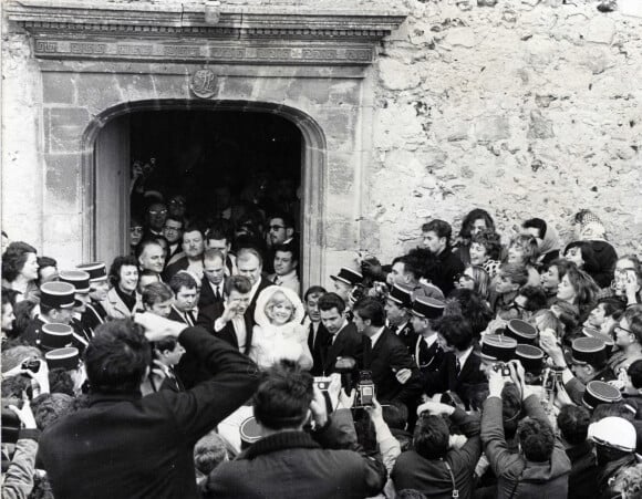 Sylvie Vartan et Johnny Hallyday lors de leur mariage à Loconville. Le 12 avril 1965.