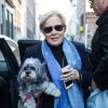Exclusif - Sylvie Vartan arrive en compagnie de son chien Muffin, au théâtre Royal de Mons en Belgique pour donner un concert en hommage à Johnny Hallyday, le 18 novembre 2018.